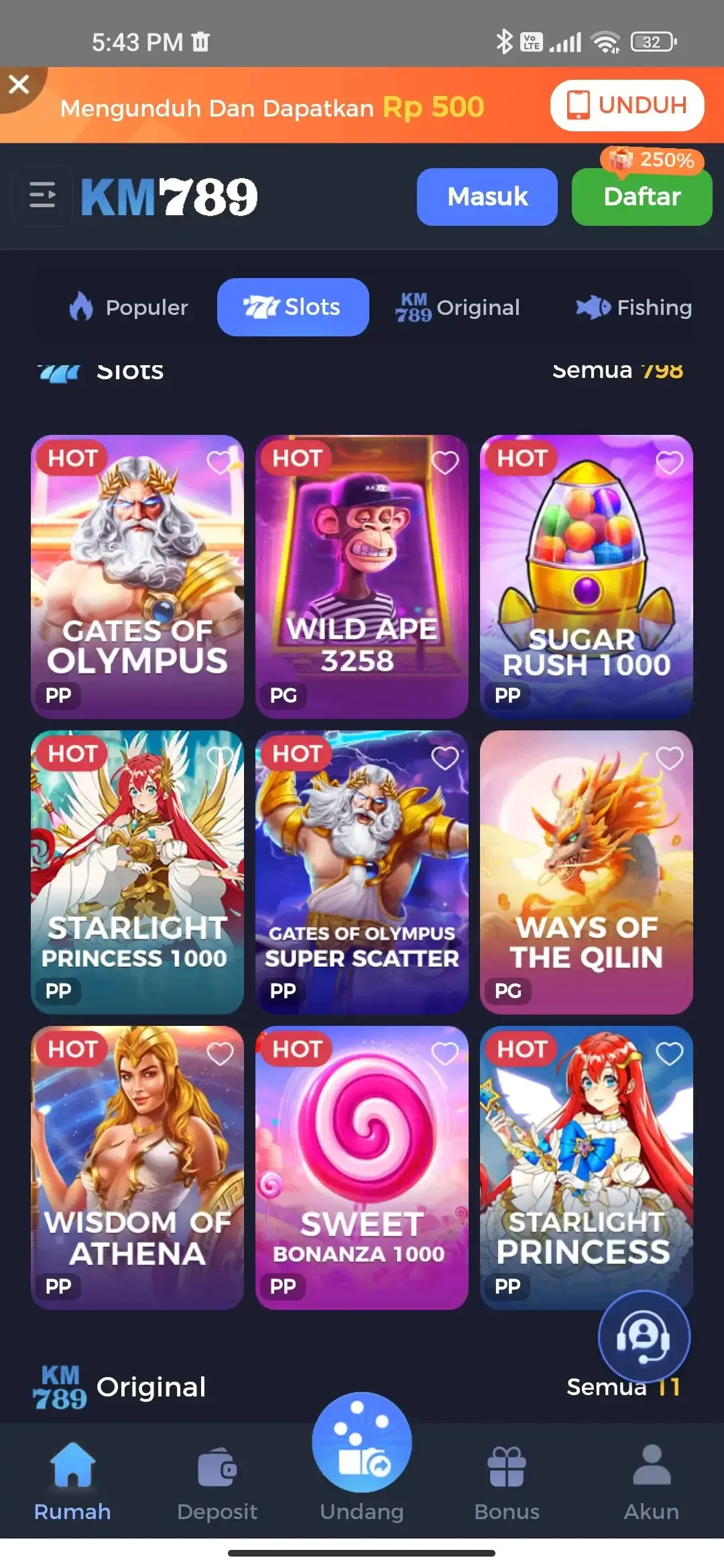 Halaman utama KM789 dengan daftar game slot populer